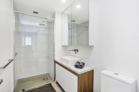 KOZYGURU FORTITUDE VALLEY 2 BED DESIGNER APT + FREE PARKING QFV179-803 - Accommodation 4U 2