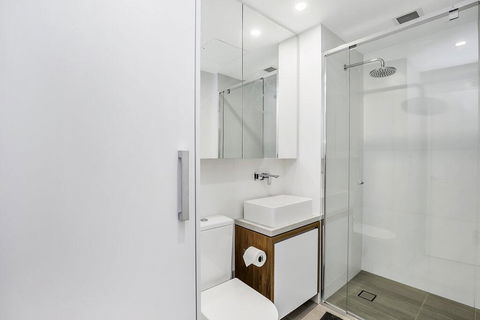 KOZYGURU FORTITUDE VALLEY 2 BED DESIGNER APT + FREE PARKING QFV179-803 - Accommodation 4U 1