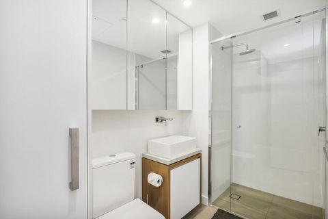 KOZYGURU FORTITUDE VALLEY DESIGNER GRADE 2 BED APT FREE PARKING QFV179-1401 - Accommodation 4U 1
