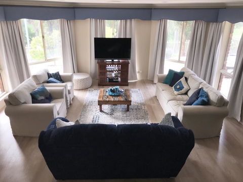 Large Family Home - Accommodation 4U 0