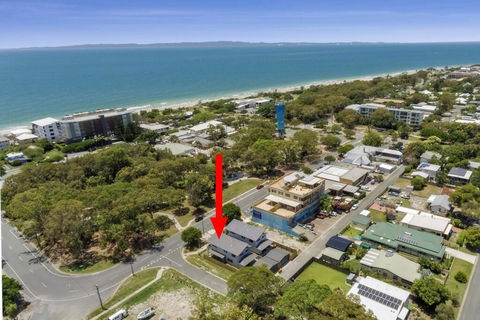 LAVISH BEACH HOUSE ON THE SURF SIDE! - Accommodation 4U 0