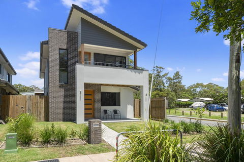 LAVISH BEACH HOUSE ON THE SURF SIDE! - Accommodation 4U 1