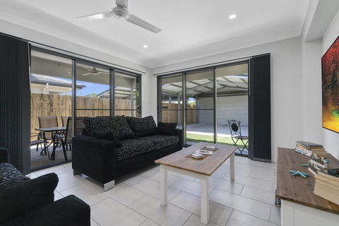 LAVISH BEACH HOUSE ON THE SURF SIDE! - Accommodation 4U 2