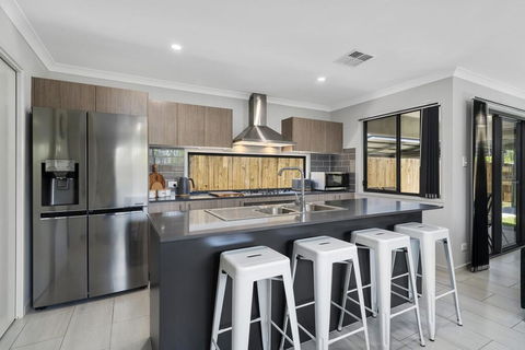 LAVISH BEACH HOUSE ON THE SURF SIDE! - Accommodation 4U 3