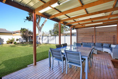 Lazy Days Beach House, Jervis Bay - Pet Friendly, 4 Mins Walk To Beach - Accommodation 4U 1