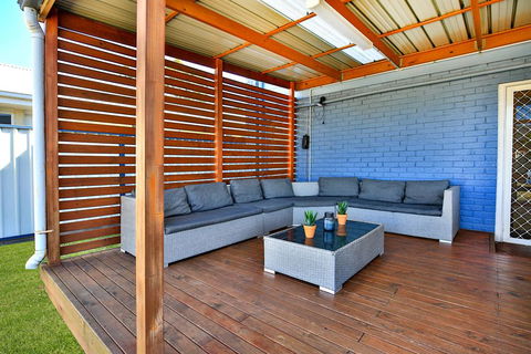 Lazy Days Beach House, Jervis Bay - Pet Friendly, 4 Mins Walk To Beach - Accommodation 4U 2