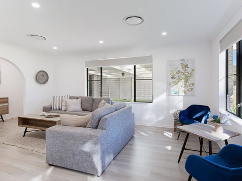Le Maison, 77 Horace St - Stunning House With Ducted Air, WIFI And Linen Provided - Accommodation 4U 3