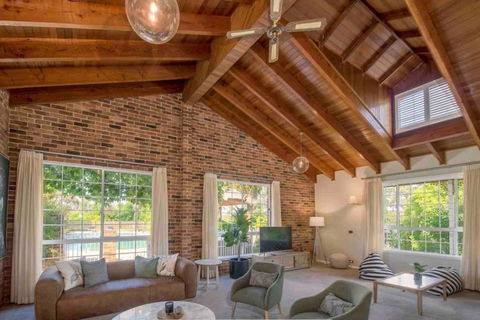Luxurious Home On 5 Acres, Close To CBD - Sleeps 18 - Accommodation 4U 0