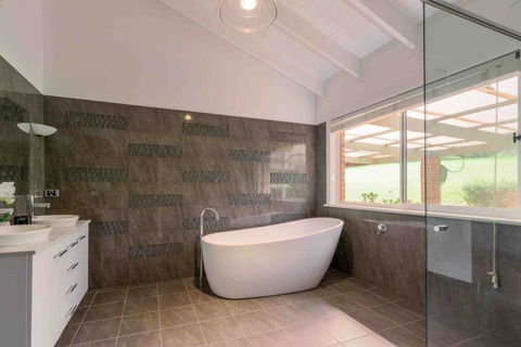 Luxurious Home On 5 Acres, Close To CBD - Sleeps 18 - Accommodation 4U 3
