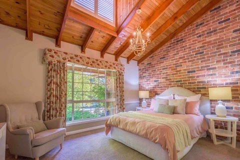 Luxurious Home On 5 Acres, Close To CBD - Sleeps 18 - Accommodation 4U 2