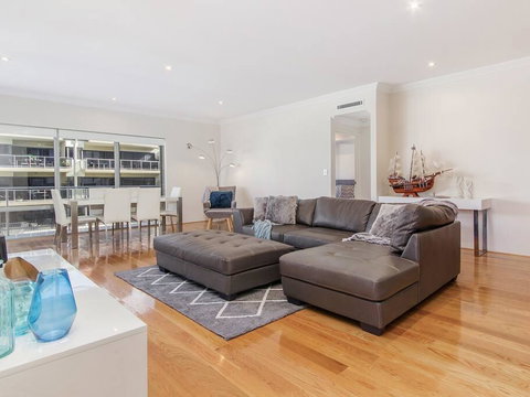 Luxurious Mandurah Marina Apartment - Accommodation 4U 3