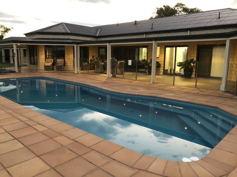 Luxury 4 Bedroom Apartment - Accommodation 4U 0