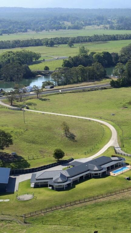 Luxury 4 Bedroom Apartment - Accommodation 4U 1