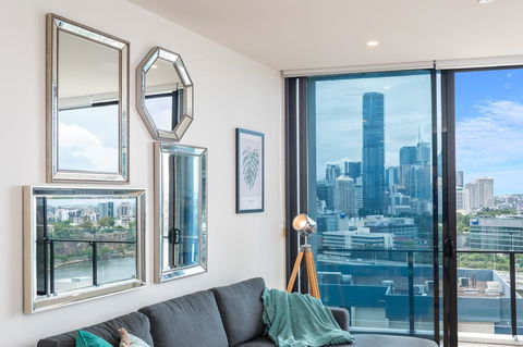 Luxury River City Views With Pool, Gym, Cafe, WiFi, Hospital - Accommodation 4U 3