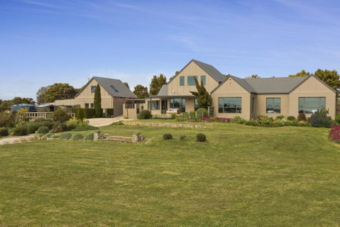 LUXURY WATERFRONT FAMILY HOME-TASMANIA (I)-L'Abode - Accommodation 4U 3