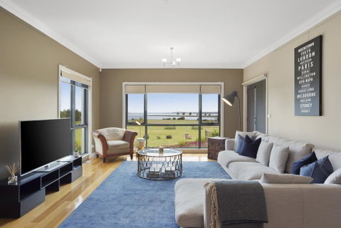 LUXURY WATERFRONT FAMILY HOME-TASMANIA (I)-L'Abode - Accommodation 4U 1