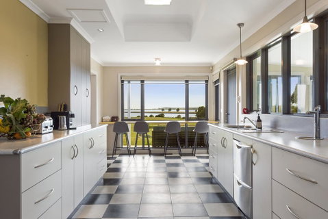 LUXURY WATERFRONT FAMILY HOME-TASMANIA (I)-L'Abode - Accommodation 4U 2