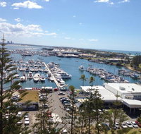 Main Beach Waterfront Apartment - Accommodation 4U