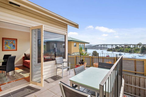 Manfield City Waterfront View Cottage - Accommodation 4U 1