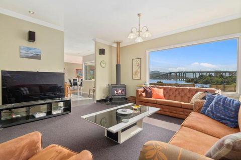 Manfield City Waterfront View Cottage - Accommodation 4U 0