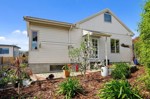 Manfield City Waterfront View Cottage - Accommodation 4U 2