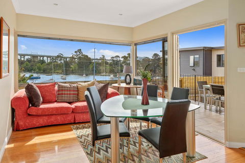 Manfield City Waterfront View Cottage - Accommodation 4U 3
