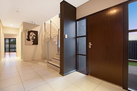 Marina Views Townhouse - Accommodation 4U 3