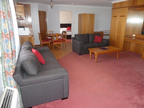 McNevins Warwick Motel - Accommodation 4U 1