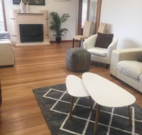 Melbourne delightful  comfortable home. Sleeps 10. Walk to train. 17 km from CBD. - Accommodation 4U