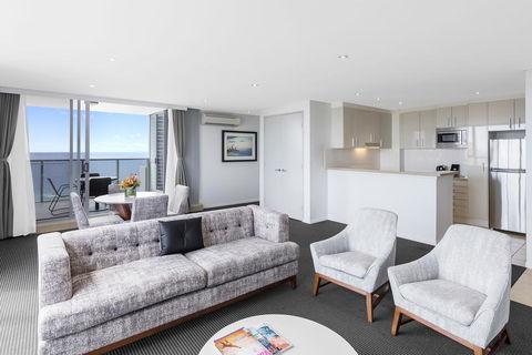Meriton Suites Broadbeach - Accommodation 4U 3