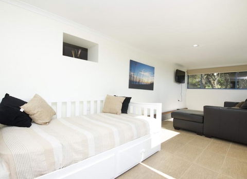 Mick's Apartment - Seal Rocks Beachfront - Accommodation 4U 1