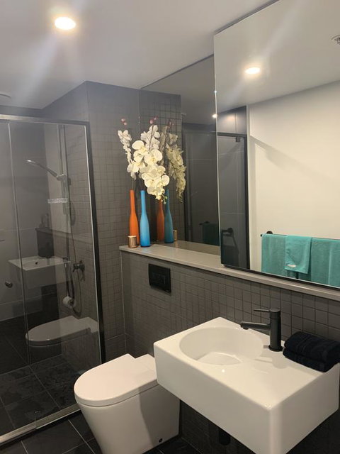 Midnight@Braddon Modern Executive Apt, Pool, Sauna, Secure Parking, Wine - Accommodation 4U 2