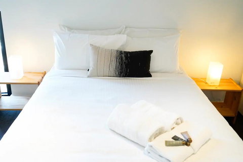 Modern 2 Bedroom Apartment With City Views - Accommodation 4U 2