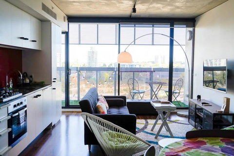 Modern 2 Bedroom Apartment With City Views - Accommodation 4U 0