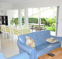 MODERN 3 BEDROOM APARTMENT IN TRADITIONAL QUEENSLANDER  PATIO LEAFY YARD POOL - Accommodation 4U