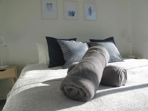 Modern 3 Bedroom Apt With FREE Parking, Netflix, Wifi & Welcome Wine By BnB Pro - Accommodation 4U 0