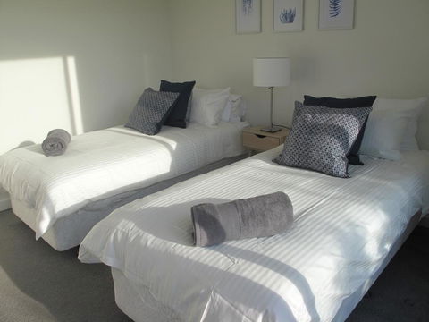 Modern 3 Bedroom Apt With FREE Parking, Netflix, Wifi & Welcome Wine By BnB Pro - Accommodation 4U 1