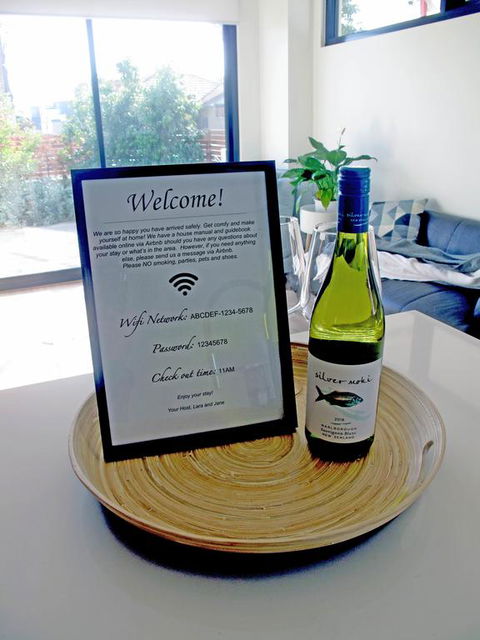 Modern 3 Bedroom Apt With FREE Parking, Netflix, Wifi & Welcome Wine By BnB Pro - Accommodation 4U 3