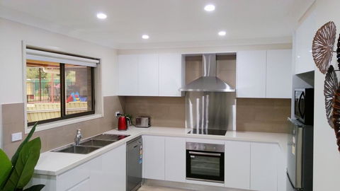 Modern 4-Bedroom House On Cunningham Near Singleton CBD Hunter Valley - Accommodation 4U 2
