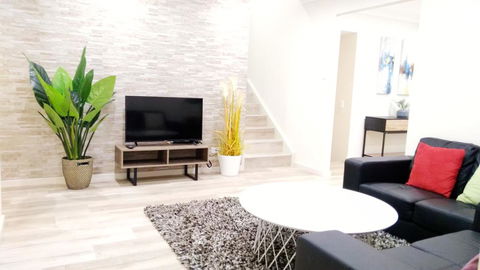 Modern 4-Bedroom House On Cunningham Near Singleton CBD Hunter Valley - Accommodation 4U 0