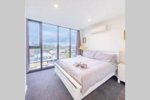 Modern Luxury 3 Bedroom Apartment With Sea Views - Accommodation 4U 0