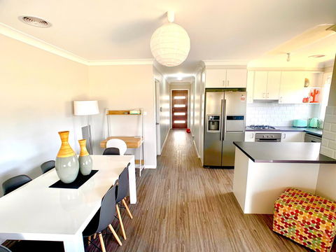 Modern Majestic - Everything You Need - Private Location - Accommodation 4U 0