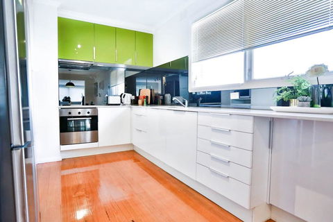 Mont Albert 2 Bedrooms Morden House - Accommodation 4U 0