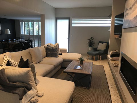 The Urban Beach House - Accommodation 4U 3