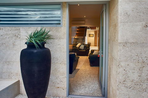 The Urban Beach House - Accommodation 4U 6