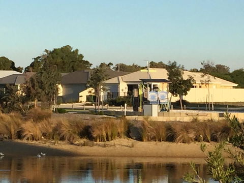 Lakeside Views - Accommodation 4U 14
