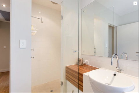 Adele's Luxury South Beach Apartment With King Bed - Accommodation 4U 16