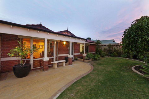 The Entertainer - Accommodation 4U 28
