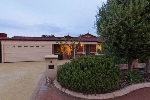 The Entertainer - Accommodation 4U 30