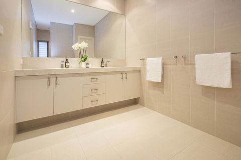 Calm Waters - Accommodation 4U 3